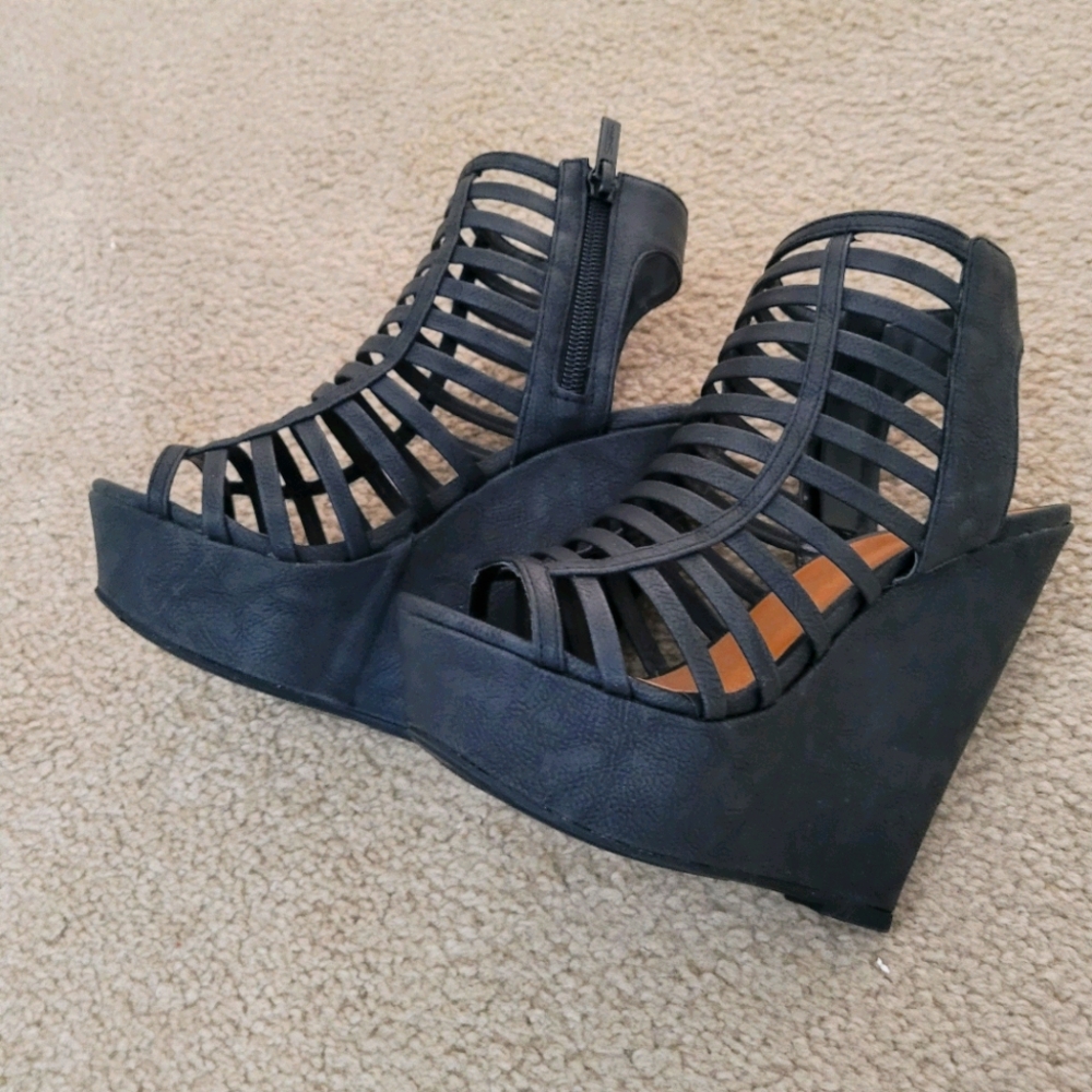 Beautiful black wedges from Shiekh!